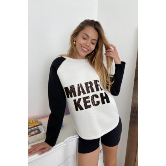 Women's Pullover Sweater, Curved Hem & Contrast Sleeves, Relaxed Fit  Size M - Picture 1 of 3